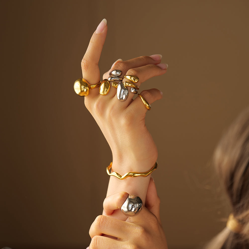 Alfraye - Elegant Golden Spherical Ring