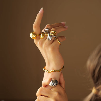 Alfraye - Elegant Golden Spherical Ring