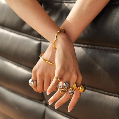 Alfraye - Elegant Golden Spherical Ring