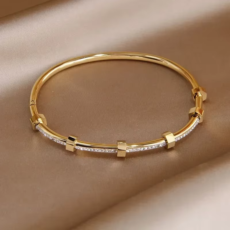 Radiant Lys Gold Bracelet